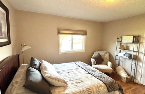 Central Okanagan House | West Kelowna Cozy Vineyard Farmhouse (entire house)