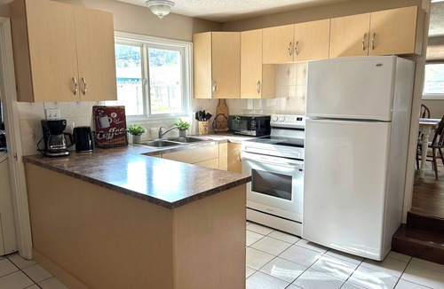 Central Okanagan House | West Kelowna Cozy Vineyard Farmhouse (entire house)