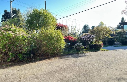 Dundarave House | West Van Lodge. private bedroom , but shared washroom , kitchen & living area.