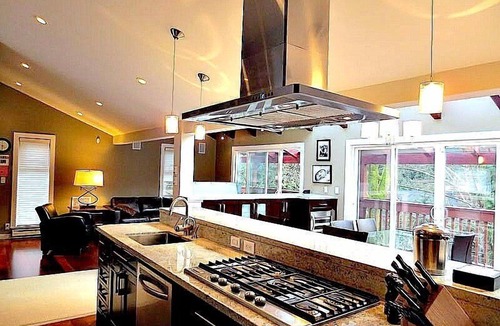 Vancouver House | WEST VANCOUVER 3 Bedroom /3 Bath LUXURY UPPER LEVEL SUITE