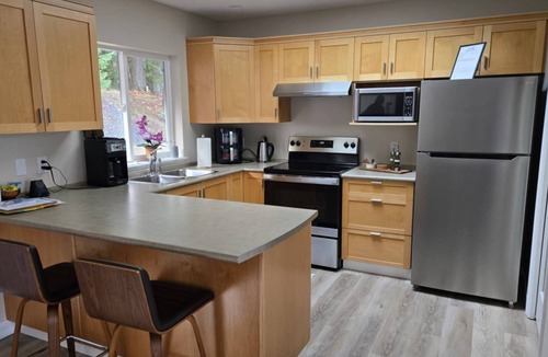 Regional District of Nanaimo House | Where Trails Meet Lake Tranquility- sleeps 7