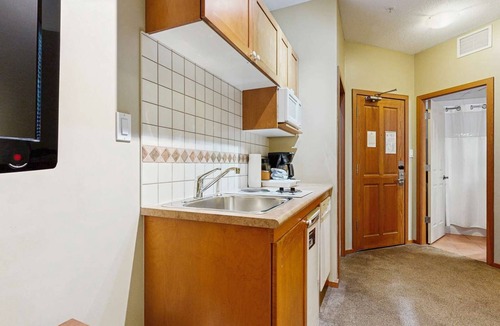 Village North Hotel | Whistler - Cascade Lodge 117