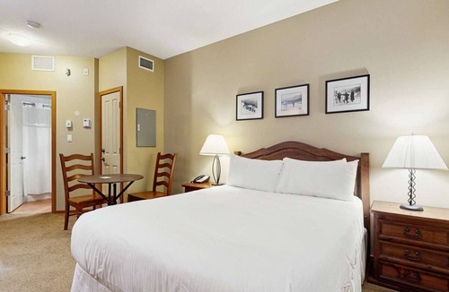Village North Hotel | Whistler - Cascade Lodge 117