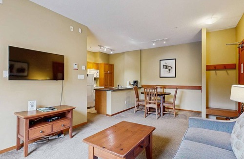 Village North Hotel | Whistler - Cascade Lodge 116