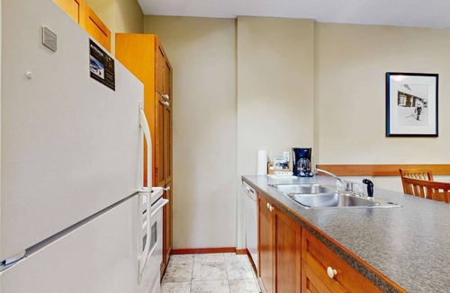 Village North Hotel | Whistler - Cascade Lodge 116