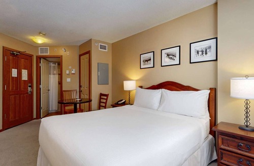 Village North Hotel | Whistler - Cascade Lodge 208