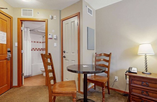 Village North Hotel | Whistler - Cascade Lodge 209