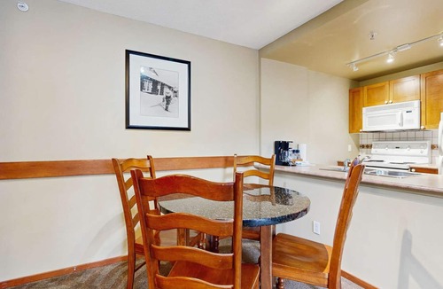 Village North Hotel | Whistler - Cascade Lodge 220
