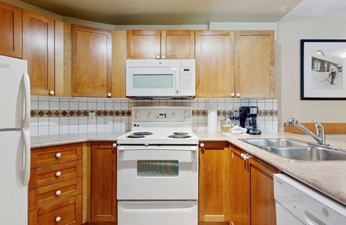 Village North Hotel | Whistler - Cascade Lodge 212