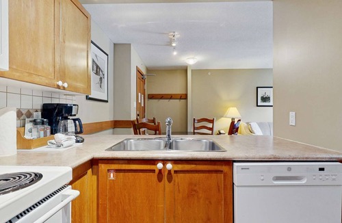 Village North Hotel | Whistler - Cascade Lodge 212