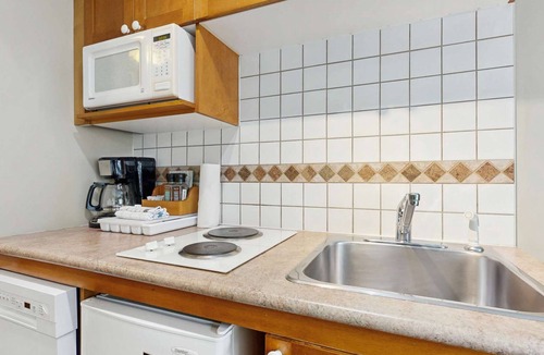 Village North Hotel | Whistler - Cascade Lodge 230