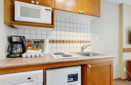 Village North Hotel | Whistler - Cascade Lodge 230