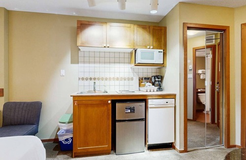Village North Hotel | Whistler - Cascade Lodge 225