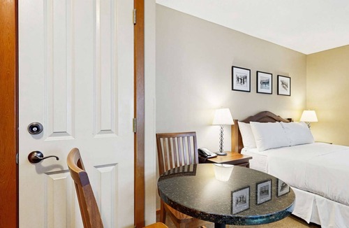 Village North Hotel | Whistler - Cascade Lodge 225