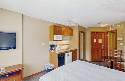 Village North Hotel | Whistler - Cascade Lodge 308