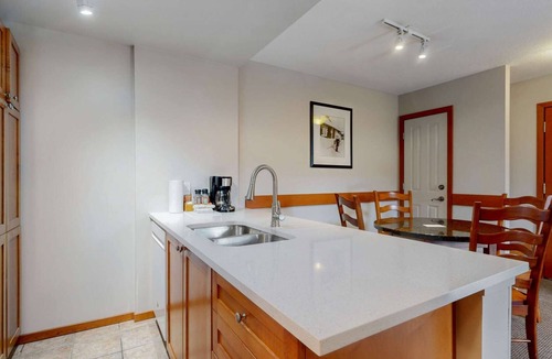 Village North Hotel | Whistler - Cascade Lodge 316