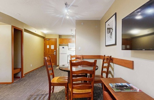 Village North Hotel | Whistler - Cascade Lodge 433