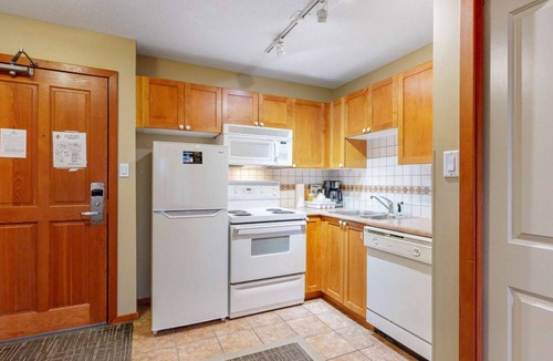 Village North Hotel | Whistler - Cascade Lodge 433