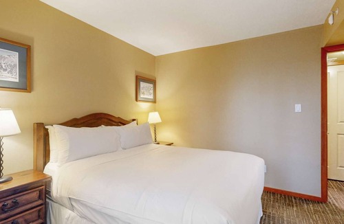Village North Hotel | Whistler - Cascade Lodge 433