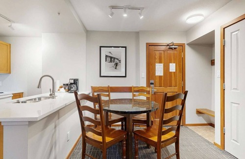 Village North Hotel | Whistler - Cascade Lodge 434