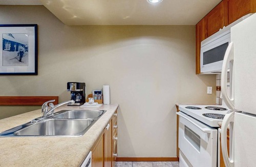Village North Hotel | Whistler - Cascade Lodge 436