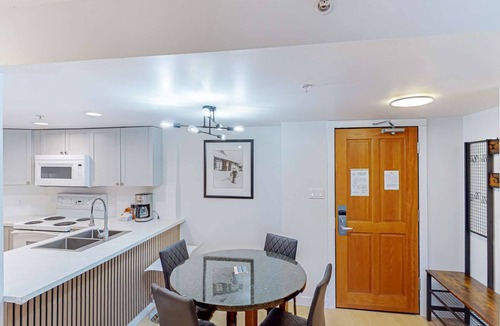 Village North Hotel | Whistler - Cascade Lodge 512