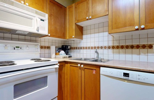 Village North Hotel | Whistler - Cascade Lodge 533