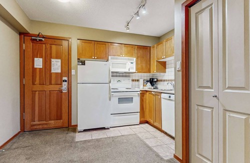 Village North Hotel | Whistler - Cascade Lodge 533