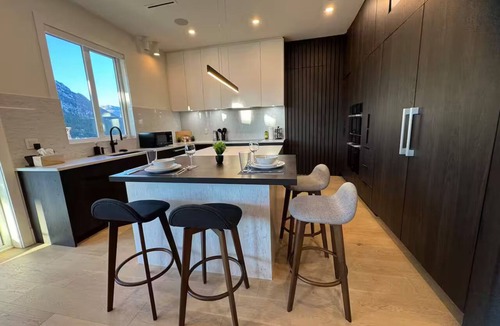 Sea to Sky Highway House | Whistler Mountain Mist Retreat with hottub/pooltable