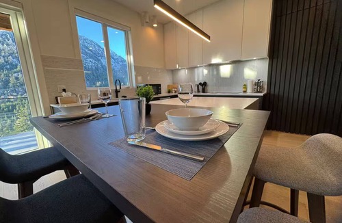 Sea to Sky Highway House | Whistler Mountain Mist Retreat with hottub/pooltable