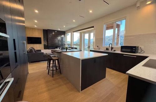 Sea to Sky Highway House | Whistler Mountain Mist Retreat with hottub/pooltable