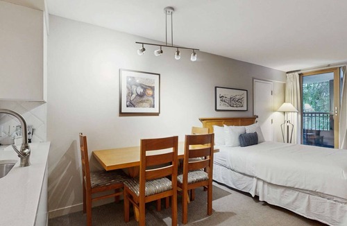 Whistler Village Hotel | Whistler - Whistler Peak Lodge 207