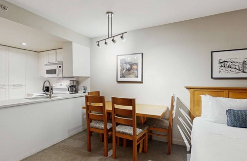 Whistler Village Hotel | Whistler - Whistler Peak Lodge 207