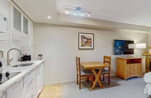 Whistler Village Hotel | Whistler - Whistler Peak Lodge 210
