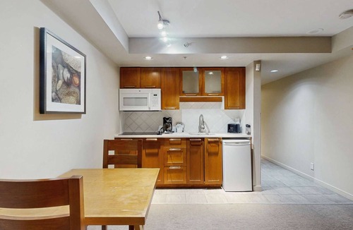 Whistler Village Hotel | Whistler - Whistler Peak Lodge 211