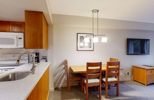 Whistler Village Hotel | Whistler - Whistler Peak Lodge 3304