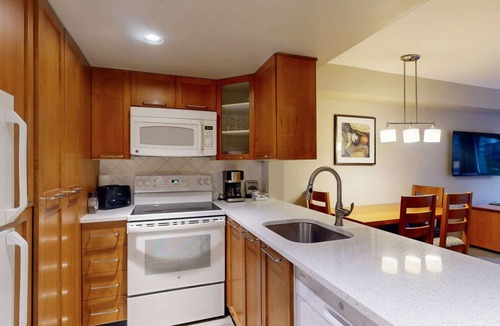 Whistler Village Hotel | Whistler - Whistler Peak Lodge 3304