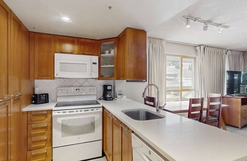Whistler Village Hotel | Whistler - Whistler Peak Lodge 403