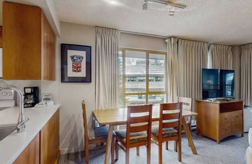 Whistler Village Hotel | Whistler - Whistler Peak Lodge 403