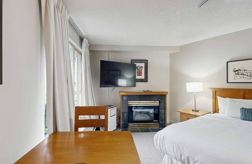 Whistler Village Hotel | Whistler - Whistler Peak Lodge 413