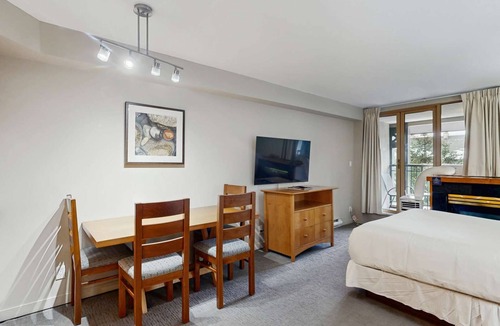 Whistler Village Hotel | Whistler - Whistler Peak Lodge 409