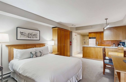 Whistler Village Hotel | Whistler - Whistler Peak Lodge 409