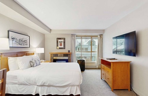 Whistler Village Hotel | Whistler - Whistler Peak Lodge 415