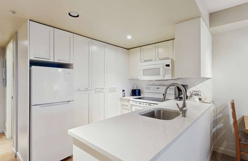 Whistler Village Hotel | Whistler - Whistler Peak Lodge 417