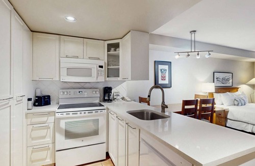 Whistler Village Hotel | Whistler - Whistler Peak Lodge 417