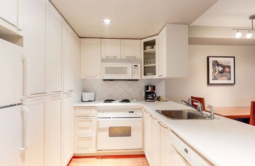 Whistler Village Hotel | Whistler - Whistler Peak Lodge 421
