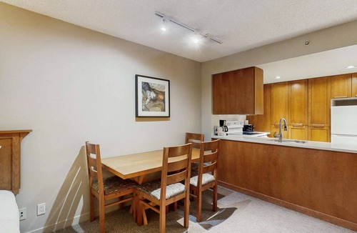 Whistler Village Hotel | Whistler - Whistler Peak Lodge 412