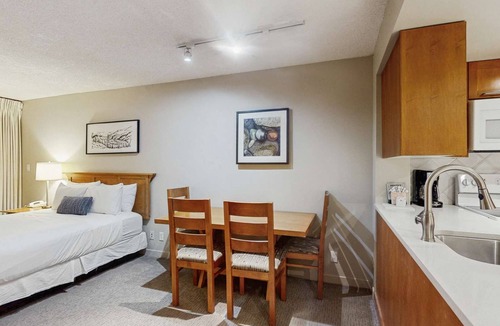 Whistler Village Hotel | Whistler - Whistler Peak Lodge 412