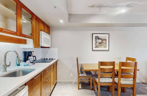 Whistler Village Hotel | Whistler - Whistler Peak Lodge 504