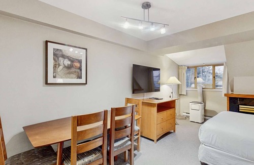 Whistler Village Hotel | Whistler - Whistler Peak Lodge 505